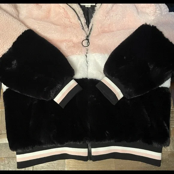Garage Faux Fur Plush Varsity Jacket🖤 - Picture 4 of 10